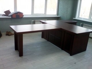 Офисный стол для кабинета с двумя приставками